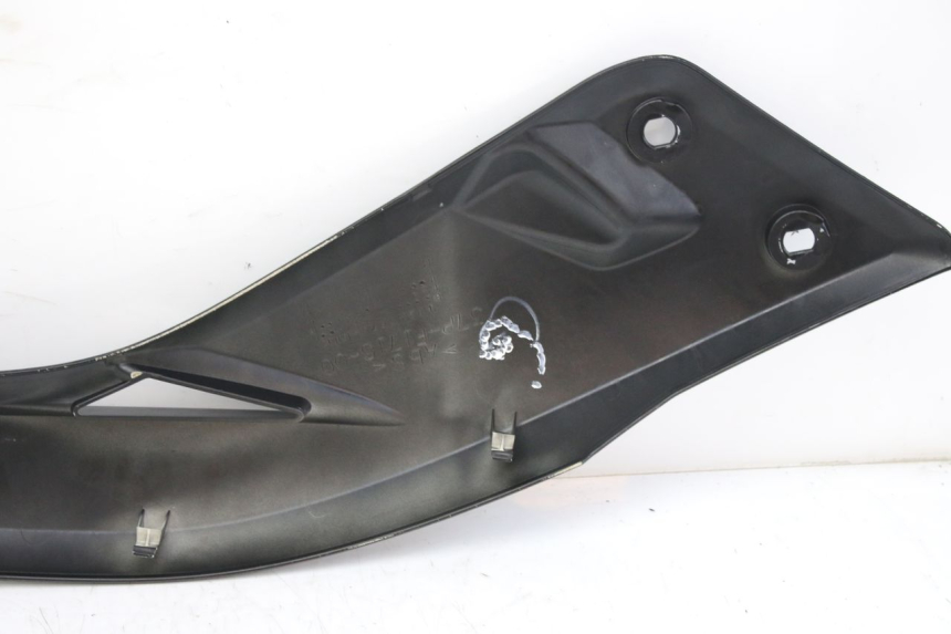 photo de TAPA DEBAJO DEL ASIENTO IZQUIERDO MBK SKYCRUISER 125 (2010 - 2013)
