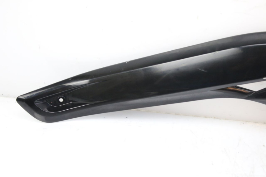 photo de TAPA DEBAJO DEL ASIENTO IZQUIERDO MBK SKYCRUISER 125 (2010 - 2013)