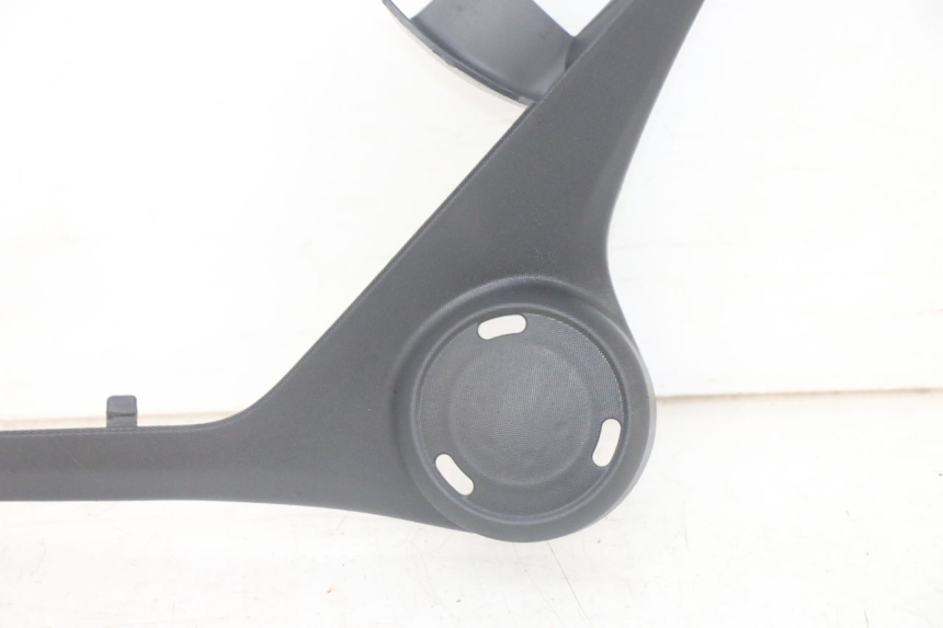 photo de TAPA BAJO ASIENTO IZQUIERDA PIAGGIO MP3 HPE 300 (2019 - 2026) - Detalles de los puntos de fijación