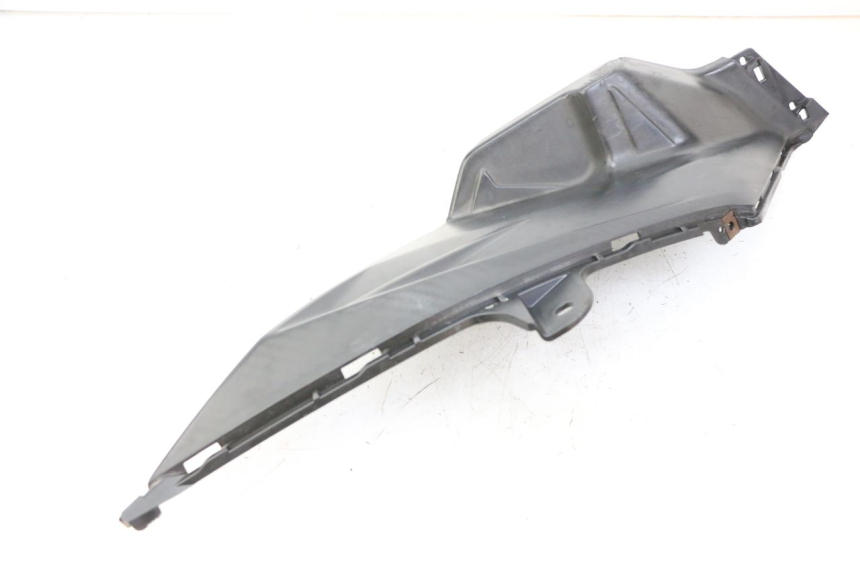 photo de TAPA BAJO ASIENTO IZQUIERDA SYM ORBIT III 3 4T 50 (2021 - 2025)