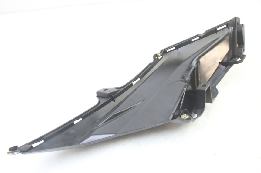 photo de TAPA BAJO ASIENTO IZQUIERDA SYM ORBIT III 3 4T 50 (2021 - 2025)