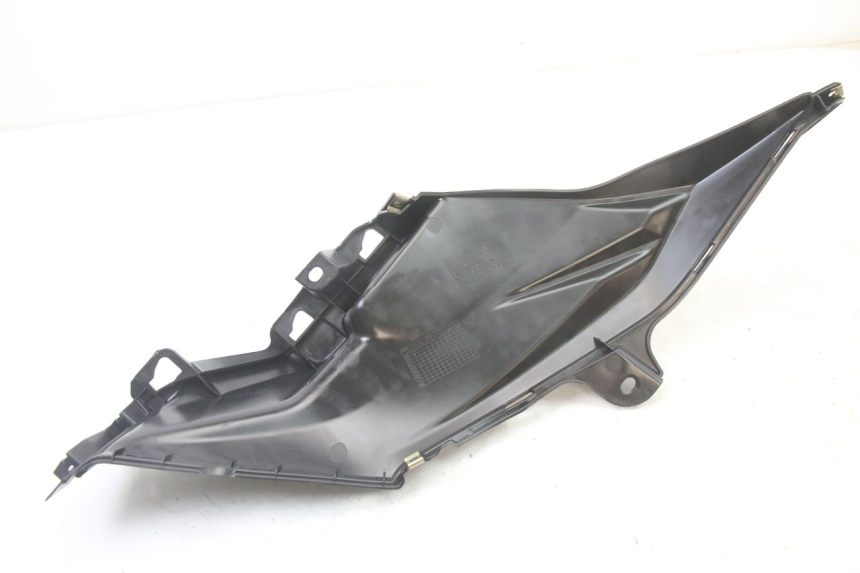 photo de TAPA BAJO ASIENTO IZQUIERDA SYM ORBIT III 3 4T 50 (2021 - 2025)