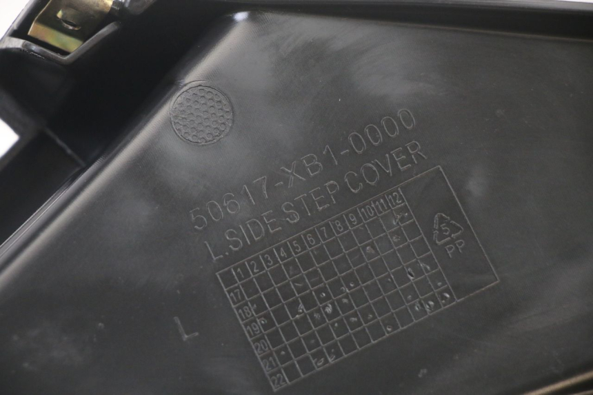 photo de TAPA BAJO ASIENTO IZQUIERDA SYM ORBIT III 3 4T 50 (2021 - 2025)