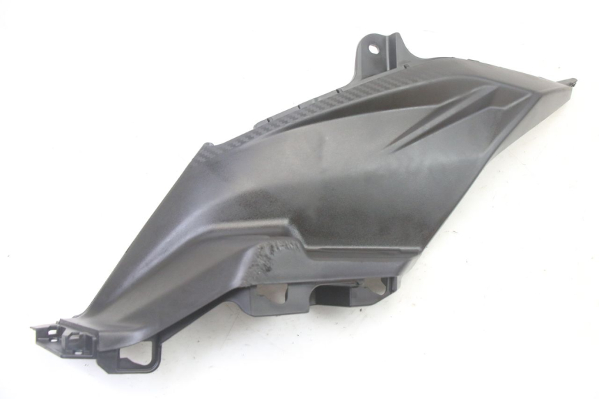 photo de TAPA BAJO ASIENTO IZQUIERDA SYM ORBIT III 3 4T 50 (2021 - 2025)