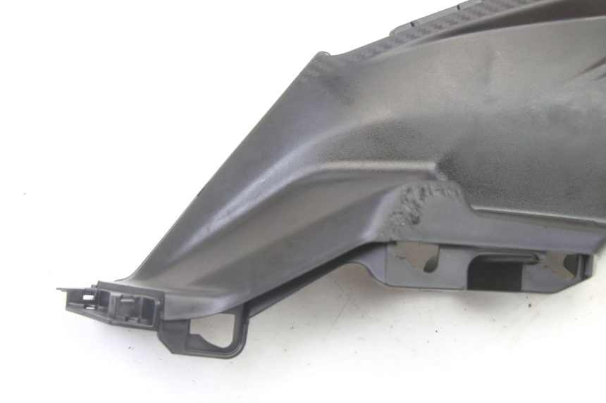 photo de TAPA BAJO ASIENTO IZQUIERDA SYM ORBIT III 3 4T 50 (2021 - 2025)