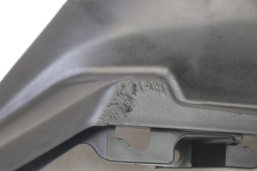 photo de TAPA BAJO ASIENTO IZQUIERDA SYM ORBIT III 3 4T 50 (2021 - 2025)