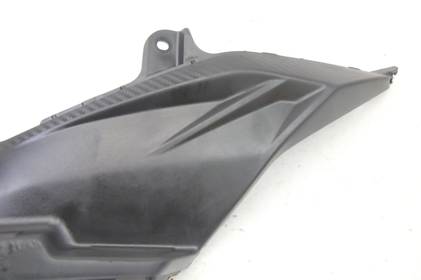 photo de TAPA BAJO ASIENTO IZQUIERDA SYM ORBIT III 3 4T 50 (2021 - 2025)