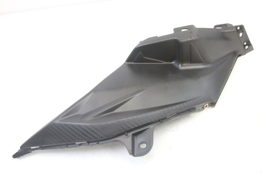 photo de TAPA BAJO ASIENTO IZQUIERDA SYM ORBIT III 3 4T 50 (2021 - 2025)