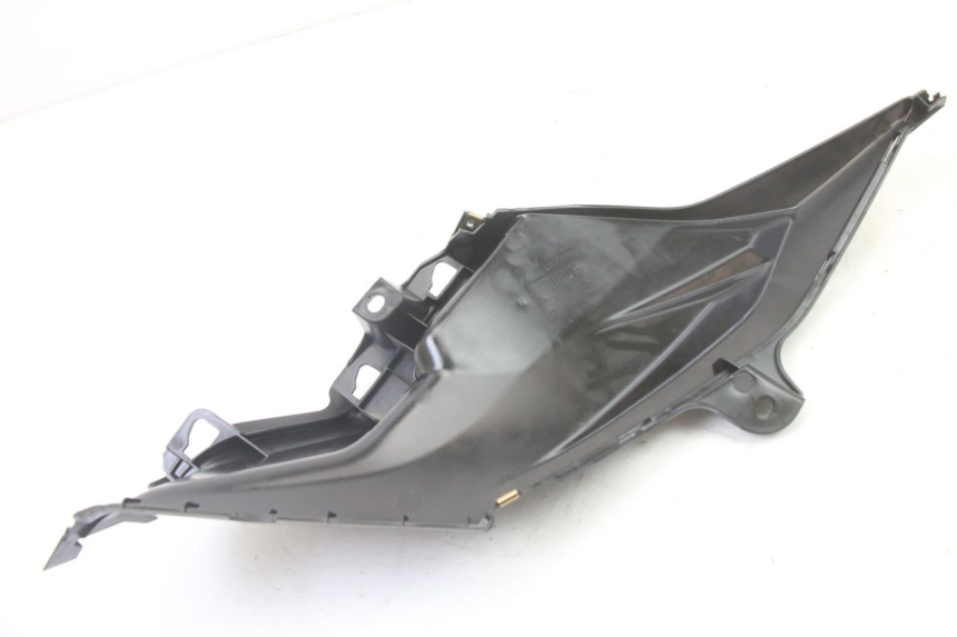 photo de TAPA BAJO ASIENTO IZQUIERDA SYM ORBIT III 3 4T 50 (2021 - 2025)
