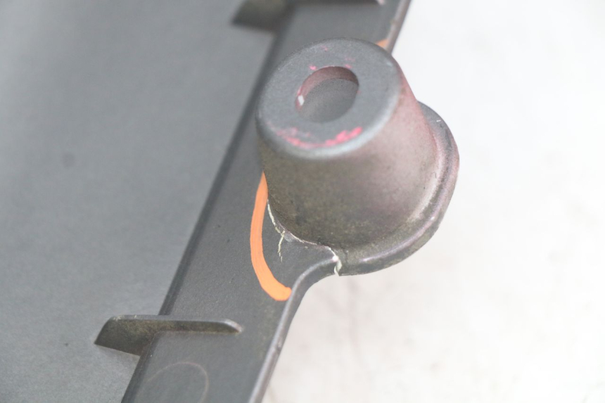 photo de TAPA DEBAJO DEL ASIENTO IZQUIERDO PEUGEOT DJANGO 4T 50 (2014 - 2019)