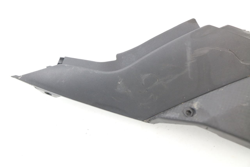 photo de TAPA BAJO ASIENTO IZQUIERDA PEUGEOT JET FORCE CARBU 50 (2003 - 2016)