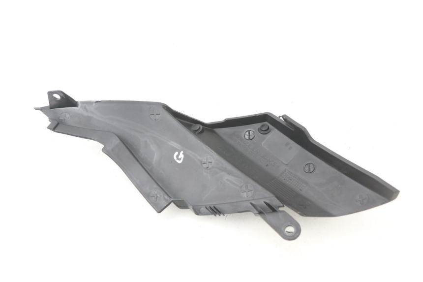 photo de TAPA BAJO ASIENTO IZQUIERDA PEUGEOT JET FORCE CARBU 50 (2003 - 2016)