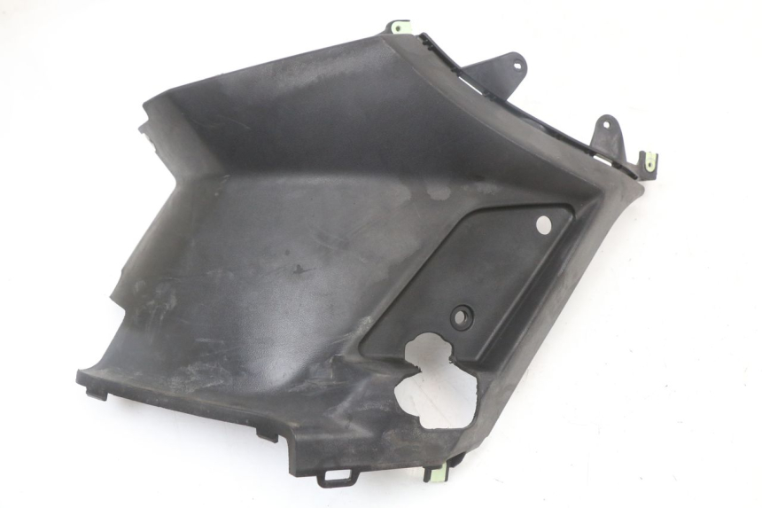 photo de TAPA DEBAJO DEL ASIENTO IZQUIERDO PEUGEOT KISBEE 4T 50 (2018 - 2022)