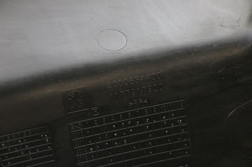 photo de TAPA BAJO ASIENTO IZQUIERDA PEUGEOT STREETZONE I 2T 50 (2018 - 2020)