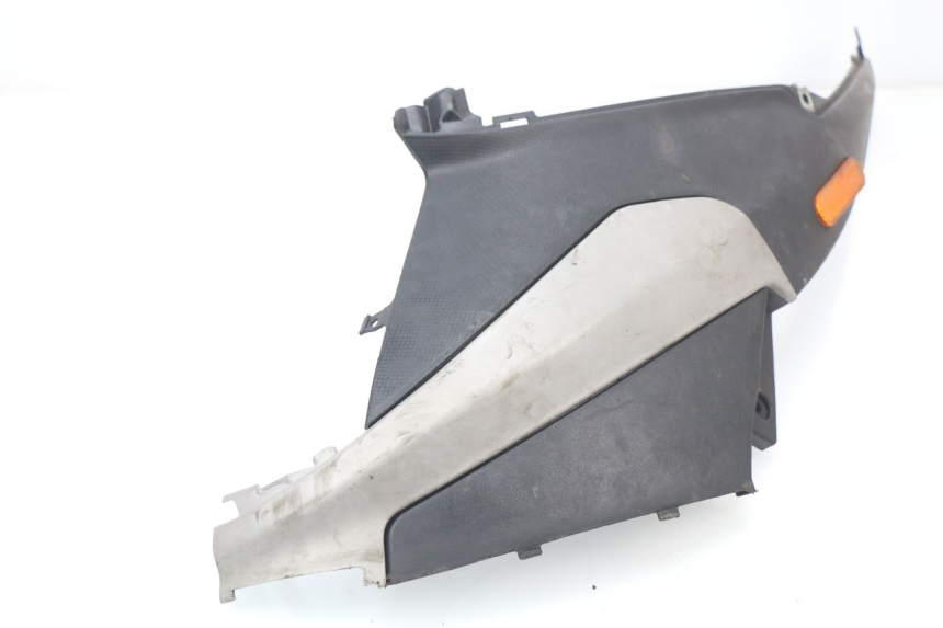photo de TAPA BAJO ASIENTO IZQUIERDA PIAGGIO NRG 50 (2004 - 2017)