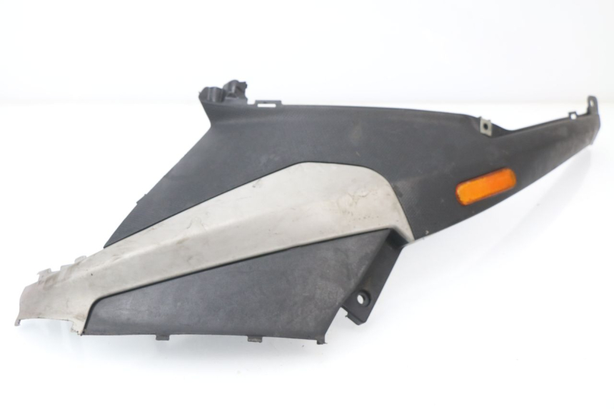photo de TAPA BAJO ASIENTO IZQUIERDA PIAGGIO NRG 50 (2004 - 2017)