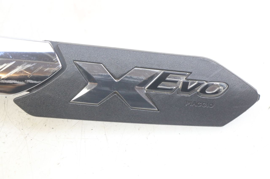 photo de TAPA DEBAJO DEL ASIENTO IZQUIERDO PIAGGIO XEVO - X EVO 125 (2007 - 2016)