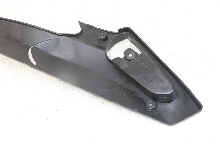 photo de TAPA BAJO ASIENTO IZQUIERDA GILERA RUNNER SL 50 (2006 - 2009)