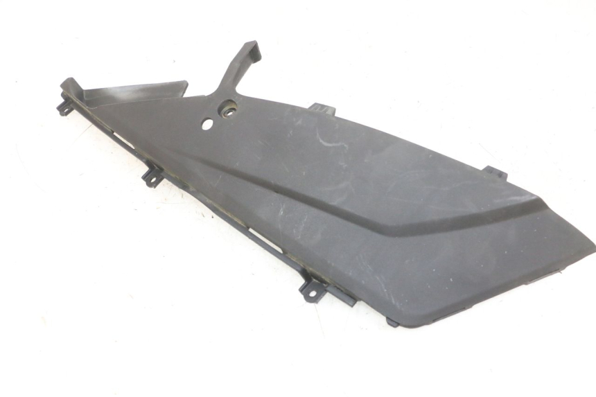 photo de TAPA BAJO ASIENTO IZQUIERDA DAELIM S1 125 (2007 - 2016) - Primer plano técnico