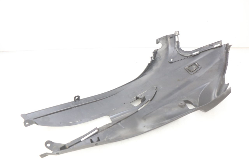 photo de TAPA DEBAJO DEL ASIENTO IZQUIERDO SUZUKI SIXTEEN 125 (2008 - 2010)