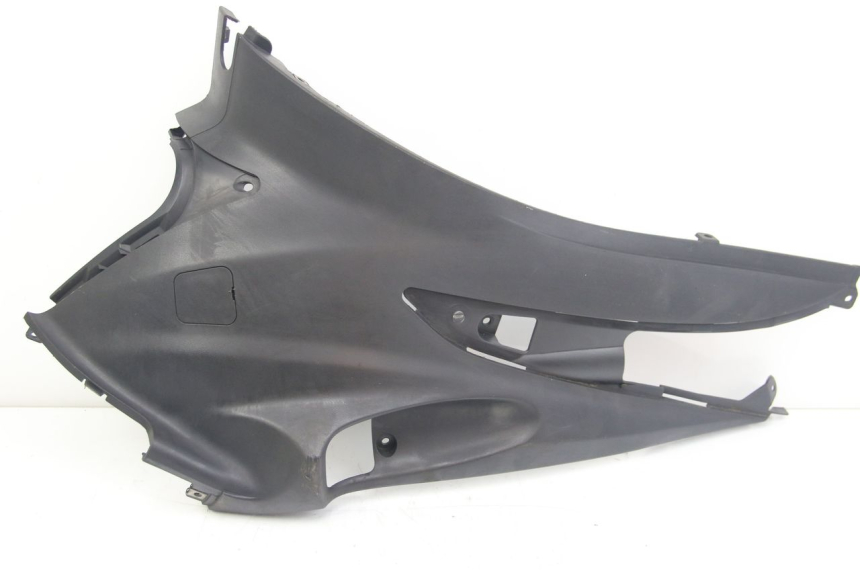 photo de TAPA DEBAJO DEL ASIENTO IZQUIERDO SUZUKI SIXTEEN 125 (2008 - 2010)