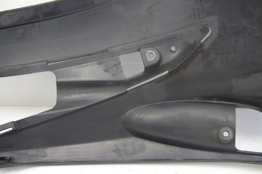 photo de TAPA DEBAJO DEL ASIENTO IZQUIERDO SUZUKI SIXTEEN 125 (2008 - 2010)