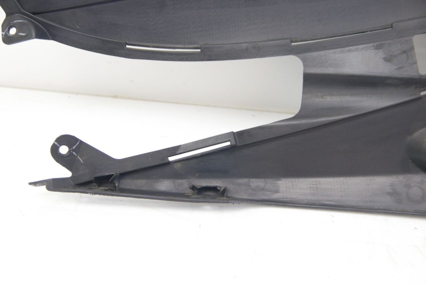 photo de TAPA DEBAJO DEL ASIENTO IZQUIERDO SUZUKI SIXTEEN 125 (2008 - 2010)