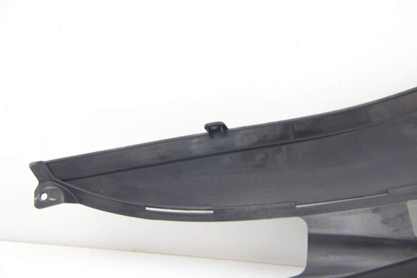 photo de TAPA DEBAJO DEL ASIENTO IZQUIERDO SUZUKI SIXTEEN 125 (2008 - 2010)