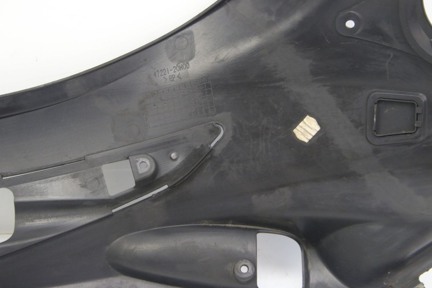 photo de TAPA DEBAJO DEL ASIENTO IZQUIERDO SUZUKI SIXTEEN 125 (2008 - 2010)