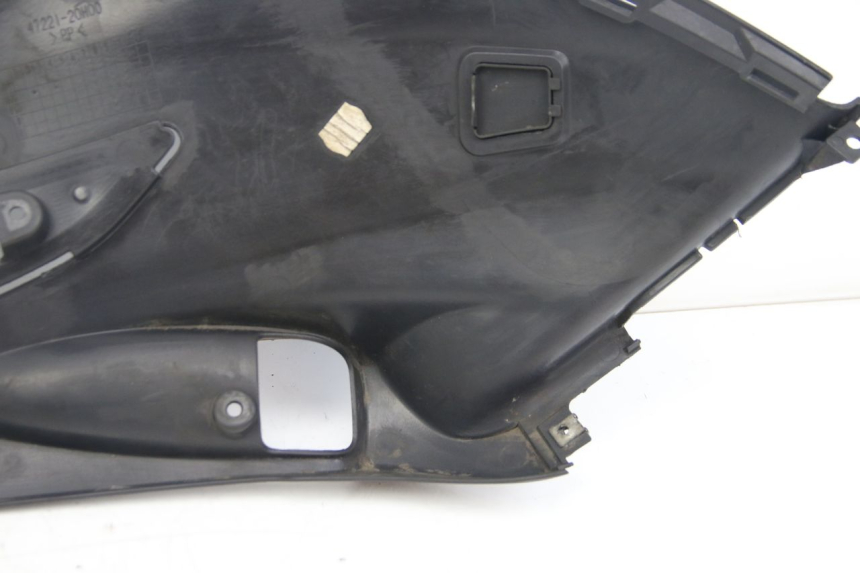 photo de TAPA DEBAJO DEL ASIENTO IZQUIERDO SUZUKI SIXTEEN 125 (2008 - 2010)
