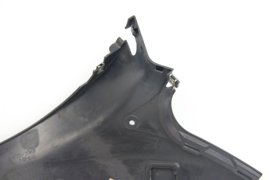 photo de TAPA DEBAJO DEL ASIENTO IZQUIERDO SUZUKI SIXTEEN 125 (2008 - 2010)