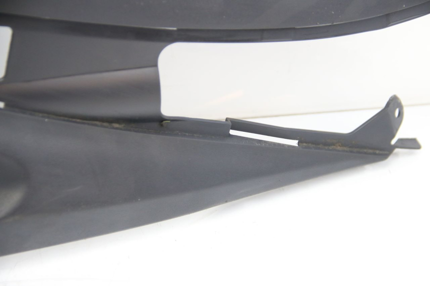 photo de TAPA DEBAJO DEL ASIENTO IZQUIERDO SUZUKI SIXTEEN 125 (2008 - 2010)