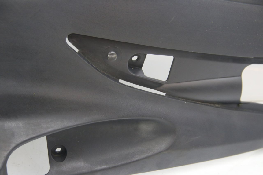 photo de TAPA DEBAJO DEL ASIENTO IZQUIERDO SUZUKI SIXTEEN 125 (2008 - 2010)