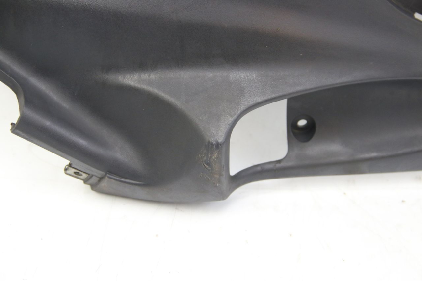 photo de TAPA DEBAJO DEL ASIENTO IZQUIERDO SUZUKI SIXTEEN 125 (2008 - 2010)
