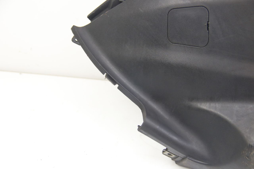 photo de TAPA DEBAJO DEL ASIENTO IZQUIERDO SUZUKI SIXTEEN 125 (2008 - 2010)