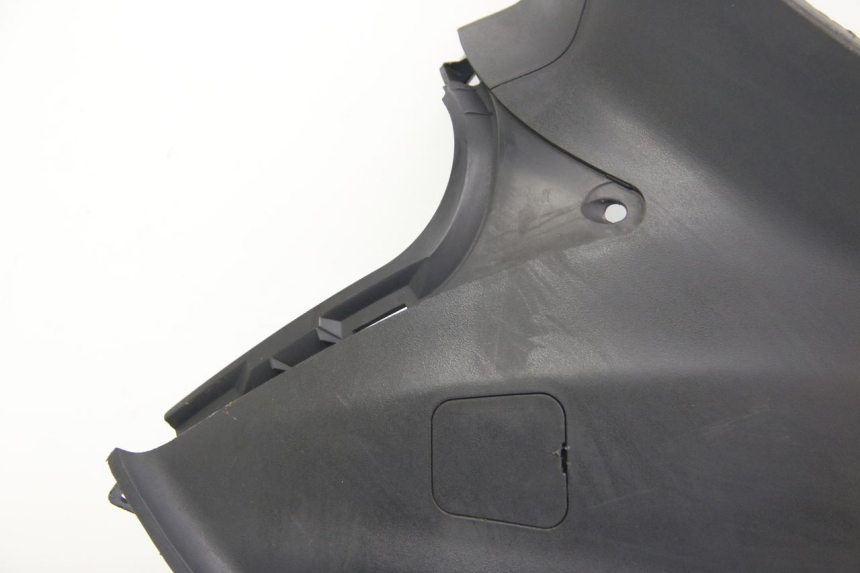 photo de TAPA DEBAJO DEL ASIENTO IZQUIERDO SUZUKI SIXTEEN 125 (2008 - 2010)