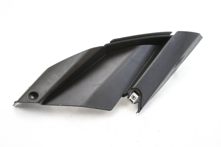 photo de TAPA DEBAJO DEL ASIENTO IZQUIERDO APRILIA SR R 2T LC 50 (2018 - 2021)
