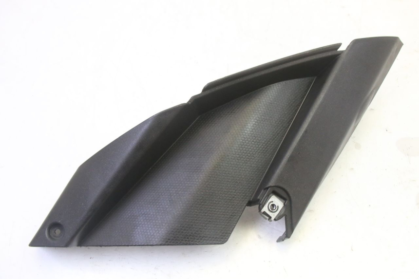 photo de TAPA DEBAJO DEL ASIENTO IZQUIERDO APRILIA SR R 2T LC 50 (2018 - 2021)