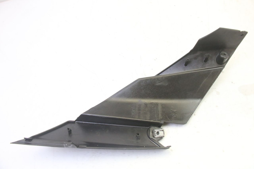 photo de TAPA DEBAJO DEL ASIENTO IZQUIERDO APRILIA SR R 2T LC 50 (2018 - 2021)