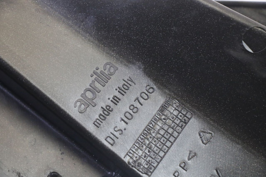 photo de TAPA DEBAJO DEL ASIENTO IZQUIERDO APRILIA SR R 2T LC 50 (2018 - 2021)