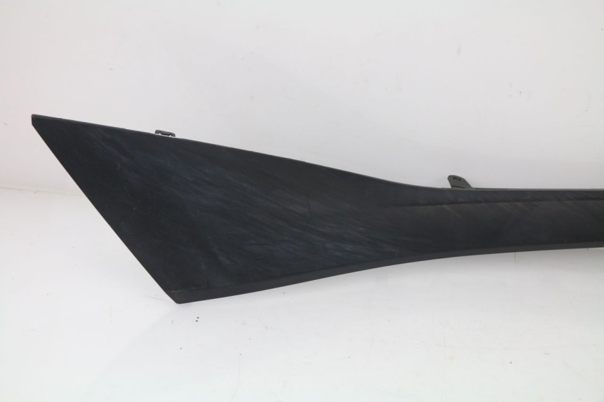 photo de TAPA BAJO ASIENTO IZQUIERDA SUZUKI AN BURGMAN 400 (2006 - 2010)