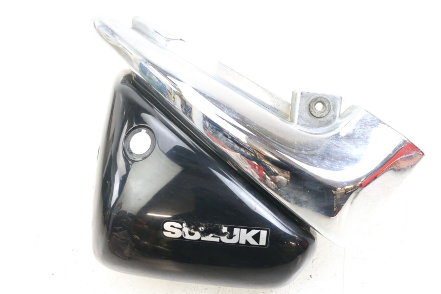 photo de TAPA BAJO ASIENTO IZQUIERDA SUZUKI VL INTRUDER 125 (2004 - 2007)