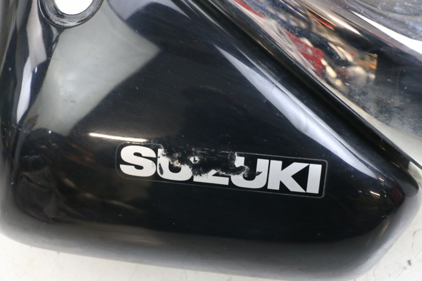 photo de TAPA BAJO ASIENTO IZQUIERDA SUZUKI VL INTRUDER 125 (2004 - 2007)