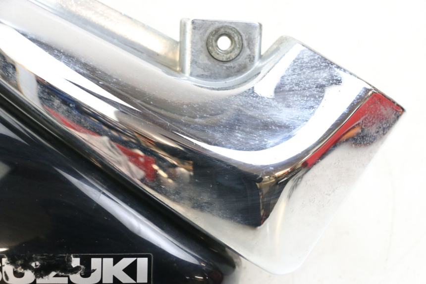 photo de TAPA BAJO ASIENTO IZQUIERDA SUZUKI VL INTRUDER 125 (2004 - 2007)