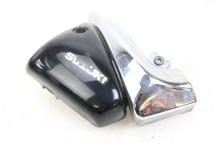 photo de TAPA BAJO ASIENTO IZQUIERDA SUZUKI VL INTRUDER 125 (2004 - 2007)