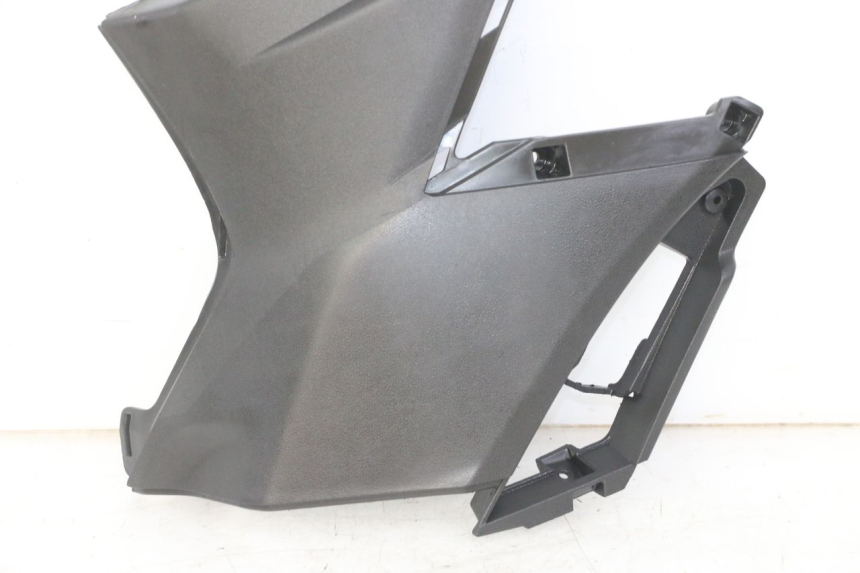 photo de TAPA DEBAJO DEL ASIENTO IZQUIERDO APRILIA SXR 50 (2021 - 2023)