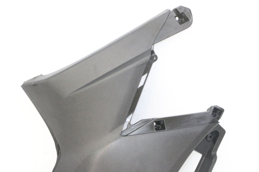 photo de TAPA DEBAJO DEL ASIENTO IZQUIERDO APRILIA SXR 50 (2021 - 2023)