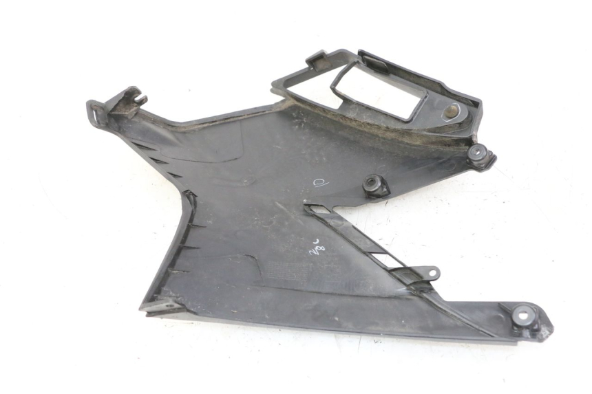 photo de TAPA DEBAJO DEL ASIENTO IZQUIERDO APRILIA SXR 50 (2021 - 2023)