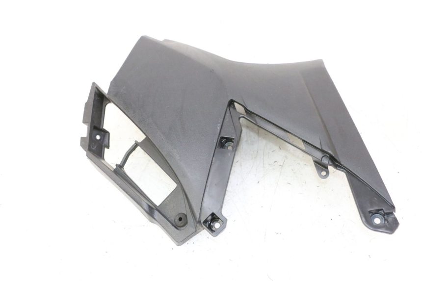 photo de TAPA DEBAJO DEL ASIENTO IZQUIERDO APRILIA SXR 50 (2021 - 2023)