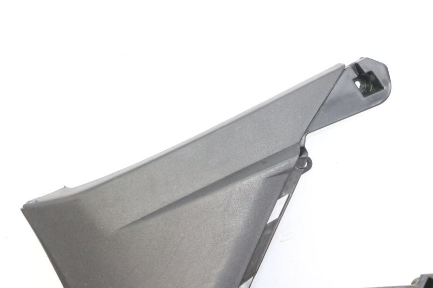 photo de TAPA DEBAJO DEL ASIENTO IZQUIERDO APRILIA SXR 50 (2021 - 2023)